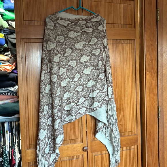 Shawl - Picture 3 of 4